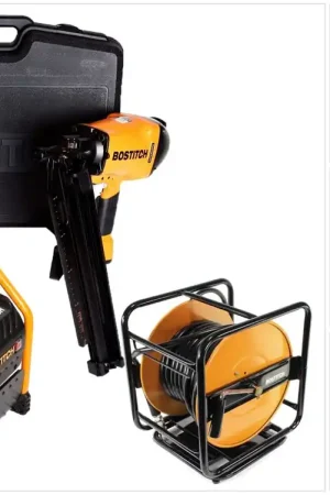 Bostitch F21PL-E 21° Cloueur pneumatique + 1x Compresseur de chantier extrêmement silencieux RC10SQ-E 9.4 litres / 1.5 HP / 13.78 bar / 230 V + 1x Tuyau d'air CPACK30 comprimé 30 m avec enrouleur Marque