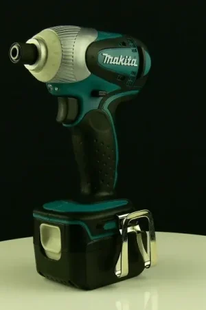 Makita BTD 140 Visseuse à percussion sans fil 18V Li-ion + 1x Batterie Makita BL1830 B + Chargeur Makita DC18RC + Coffret Alu Nouveauté