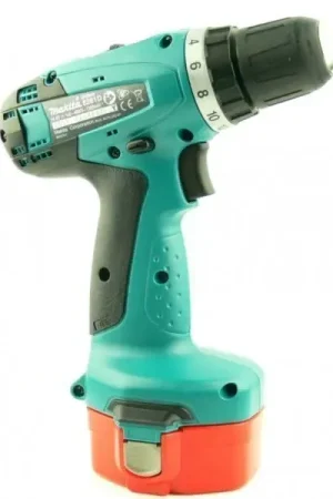 Makita 6281 Perceuse-visseuse sans fil 14,4V + 2x Batteries DINOTECH 3000 mAh + Chargeur Makita DC1414 + Coffret + Lampe Torche sans fil Makita ML140 14,4V Promotion