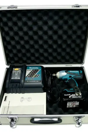 Promotion Makita BTW 251 Visseuse à percussion sans fil 18V 230Nm + 1x Batterie 3,0 Ah + Chargeur + Coffret
