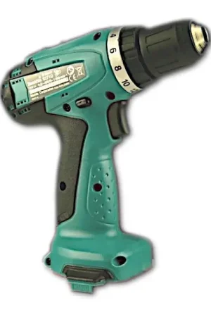Makita 6271 DWPLE Perceuse-visseuse sans fil 12 V Ni-MH + Lampe sans fil ML 120 + 2x Batteries Makita 12V - 1,3Ah Ni-Cd + Chargeur + Coffret. Dernière Chance