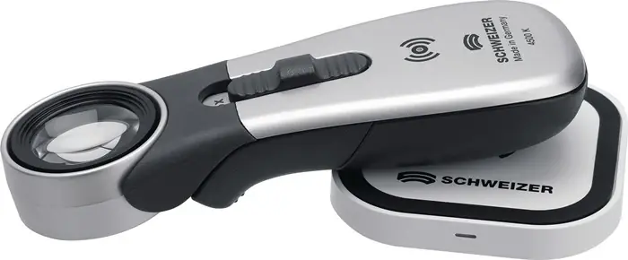 Certifié SCHWEIZER Loupe à main à éclairage Tech-Line induction agrandissement 8x ( 4000851773 )
