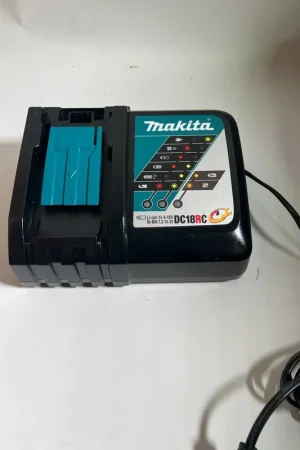 Top Vente Makita DC 18 RC Akku Schnell Ladegerät 7,2 V - 18 V ( 195584-2 ) für Li-Ion Akku - Leicht Gebraucht