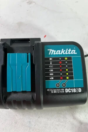 Authentique Makita DC 18 SD Akku Ladegerät 7,2 V - 18 V für Li-Ion Akku ( 194533-6 ) - Reparaturgerät