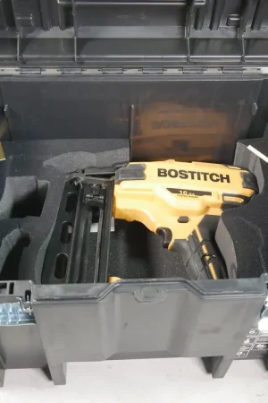 Bon Marché Bostitch BTCN 120 M2 Brushless 18 V Akku 16GA Cloueuse sans fil et Agrafeuse + 2x Batteries 4,0 Ah + Chargeur + Coffret TStak VI Box