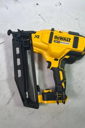 Vente Flash DeWalt DCN 660 N Akku Nagler 18V 32 - 63mm Brushless Solo - Gebraucht