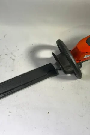 Husqvarna 215 iHD45 Taille-haies sans fil 36 volts 45 cm Brushless ( 970536502 ) + 1x batterie 2,0 Ah + chargeur Offre Spéciale